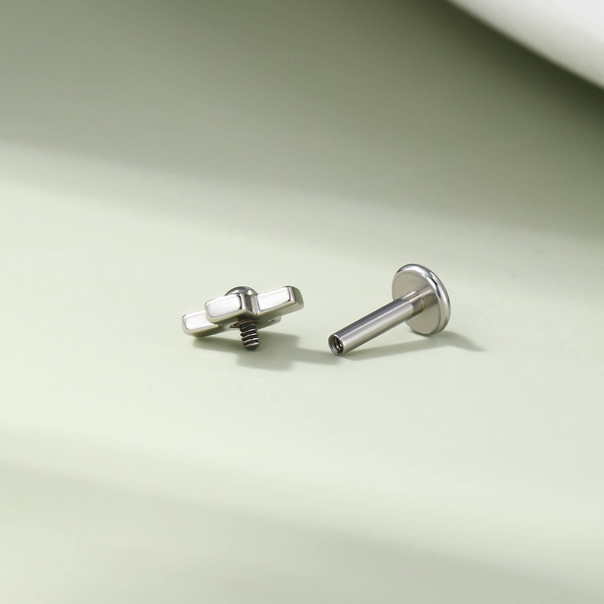 Oufer X Roly Arrow Keys Internally Threaded Cartilage Stud